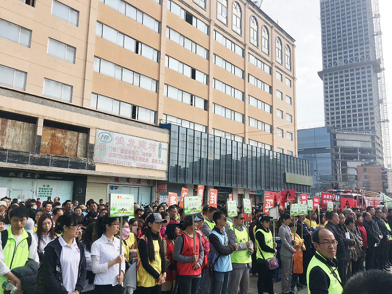 2017年3月5日，是我國第54個(gè)學(xué)雷鋒紀(jì)念日。3月份的春天萬物復(fù)蘇，百花齊放。陽光透過淡薄的云層照耀著大地，它的萬道金光愉快地普照著萬物。春風(fēng)拂面,是那么清柔,那么親切,就像是雷鋒的精神一直溫暖著、鼓舞著我們!